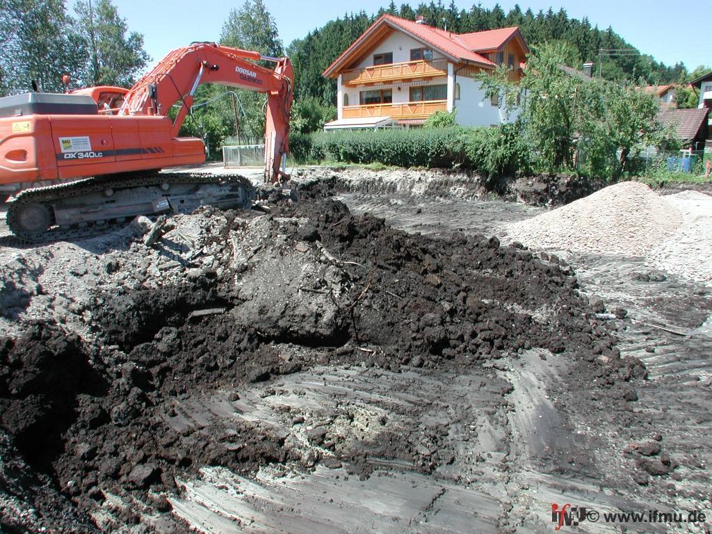 Aushub von Bodenmaterial bei Neubaumaßnahmen: Boden muss entsorgt werden.