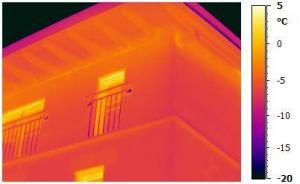 Thermografie an Gebäudefassade zum Erkunden von Wärmebrücken